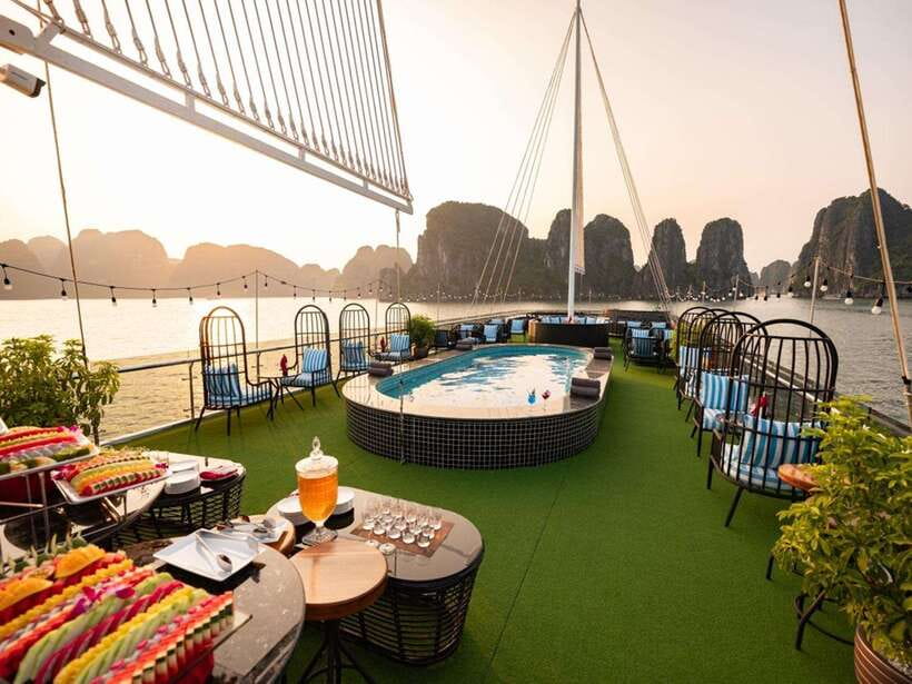 Hanoi: 2-Day Ha Long Bay Cruise, Tam Coc, Mua Caves, Hoa Lu - Climbing Mua Cave for the wide view