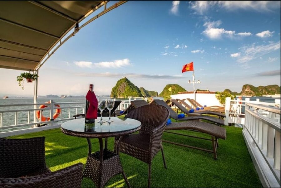 Hanoi: 2-Day Halong Bay Boutique Cruise with Kayaking - Food, service, and the feel of the boat