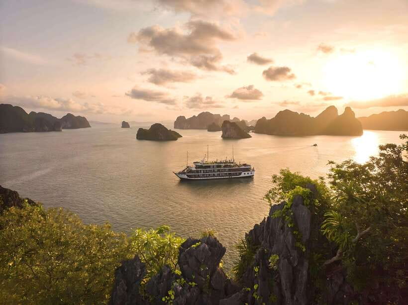 Hanoi: 2D1N Ha Long&Lan Ha Bay by Le Journey Elegance Cruise - Lunch among the limestone towers