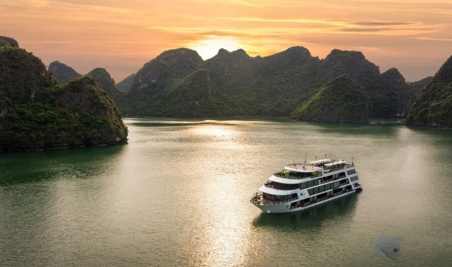 Hanoi: 3-Day Ha Long/Lan Ha Bay Cruise with Private Balcony - A three-day pace through Lan Ha and Ha Long bays