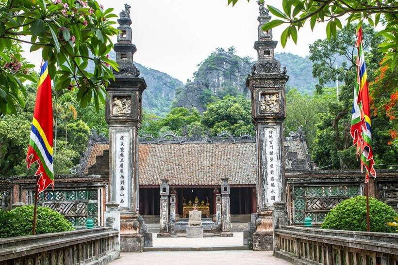 Hanoi: 3-Day Ninh Binh, Ha Long, & Lan Ha Bay Luxury Cruise - Mua Cave and the 500-step climb