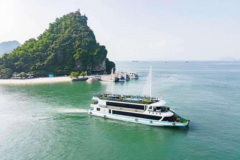 Hanoi: 5-Star Halong Bay Cruise with Lunch, Jacuzzi & Party - A 30-dish buffet with moving views
