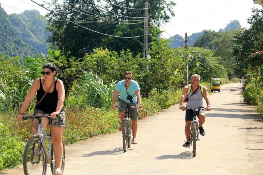 Hanoi/Cat Ba: Lan Ha Bay Day Cruise with Dark & Bright Caves - The ride back and the sunset party