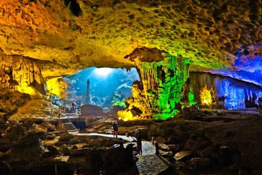 Hanoi: Ha Long Bay Cruise Day Tour visit Titop island & Cave - Guide service and group pace