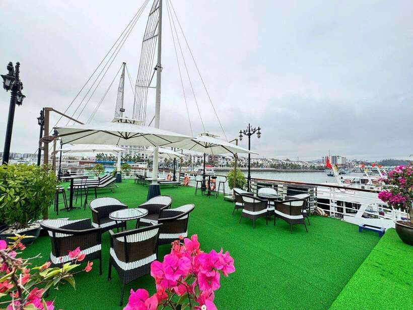 Hanoi: Ha Long Bay Day Trip - Luxury Cruise & Buffet Lunch - Guides and the human side of the day