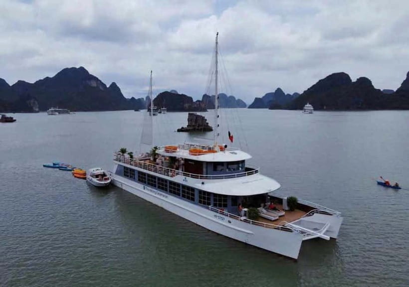 Hanoi/Ha Long: Ha Long Bay Luxury Day Cruise by Catamaran - Luon Cave by kayak or bamboo boat