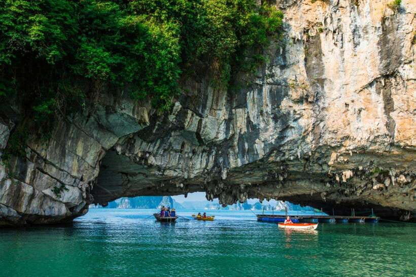 Hanoi/Ha Long: Ha Long Bay Luxury Day Cruise by Catamaran - Vietnamese lunch back on the boat