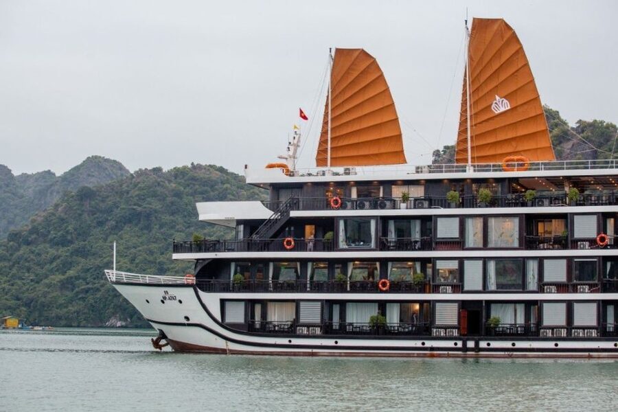 Hanoi: Halong Bay 2-Day 5-Star Balcony Cruise & Bathtub - Food, service, and the pace of the boat