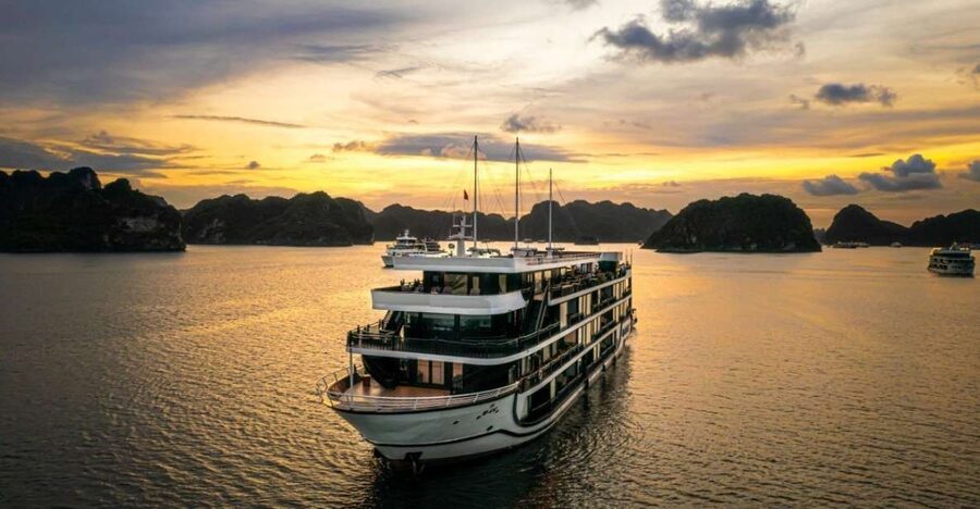 Hanoi: Halong Bay 2-Day 5-Star Balcony Cruise & Bathtub - Day one: from Hanoi to Dark and Bright Cave