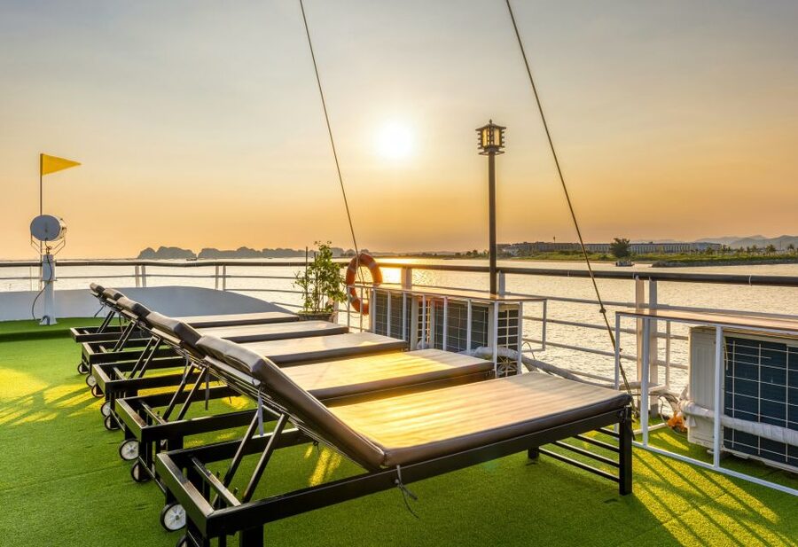 Hanoi: Halong Bay Cruise, Amazing Cave, Titov Island & Kayak - Buffet lunch and the question of value