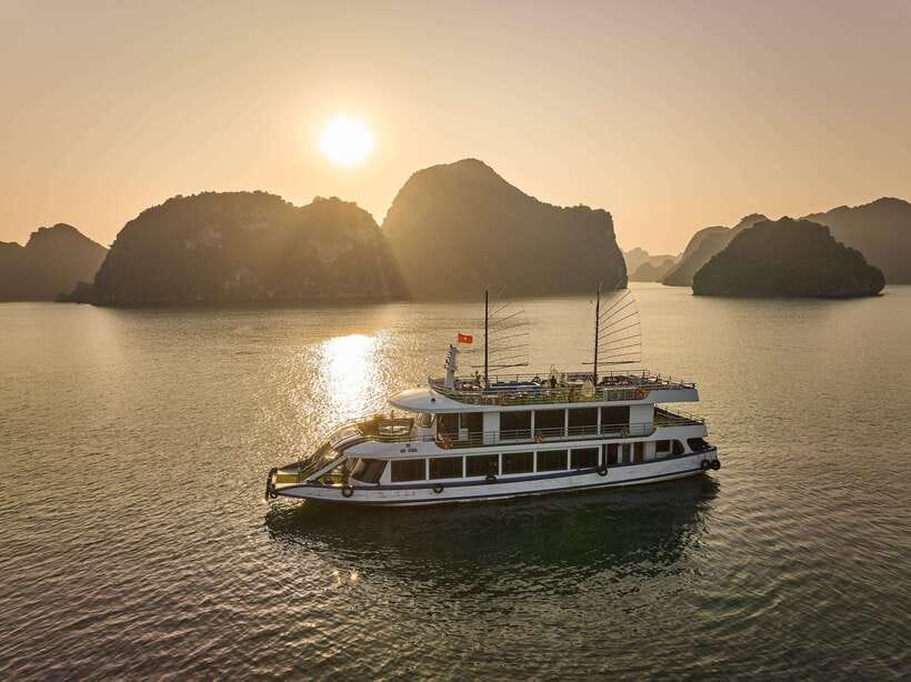 Hanoi: Halong Bay Cruise, Amazing Cave, Titov Island & Kayak - Sung Sot Cave, Halong Bay’s big cave stop