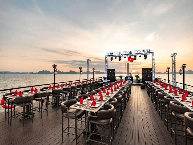 Hanoi: Halong Bay Full-Day Tour with 5-star Diamond Cruise - Kayaking or bamboo boat at Luon Cave