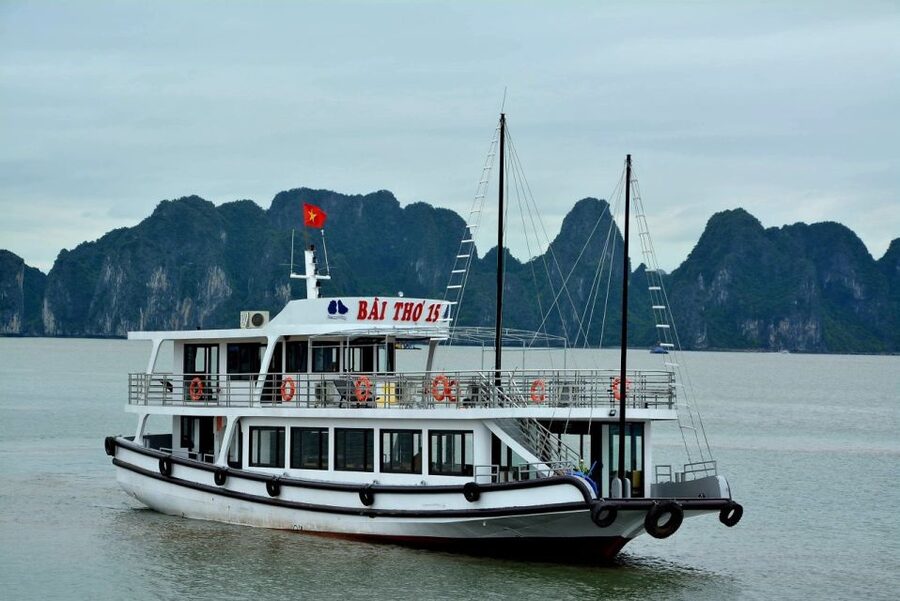 Hanoi: Roundtrip Halong Bay Islands, Caves, Kayaking & Lunch - Key points at a glance