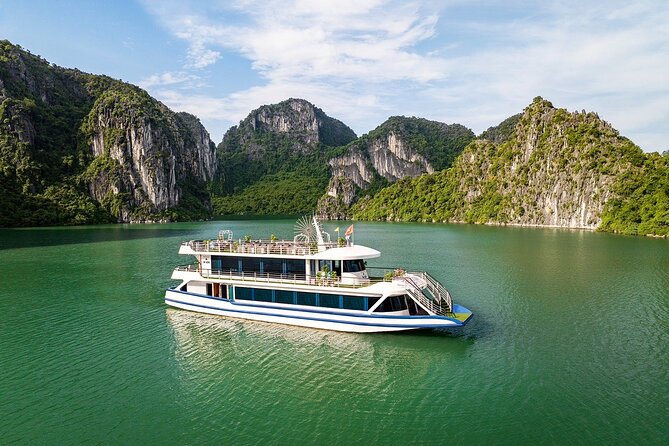 Hercules Grand Day Cruise Tour, Sung Sot Cave,Titop, Luon Cave - Sung Sot Cave and its giant chambers