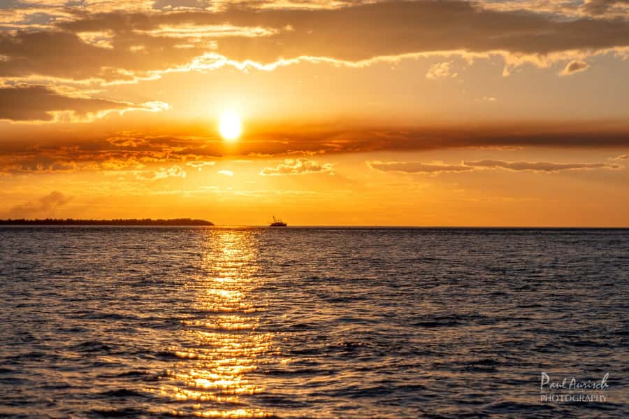 Hervey Bay: Relaxing Sunset Cruise with Champagne and Prawns - Sunset beside Urangan Pier