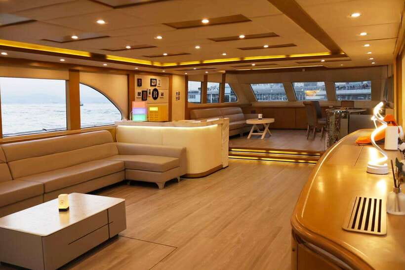 HK: Victoria Harbor Tour & Symphony of Lights (Free Drinks) - Who will enjoy this most