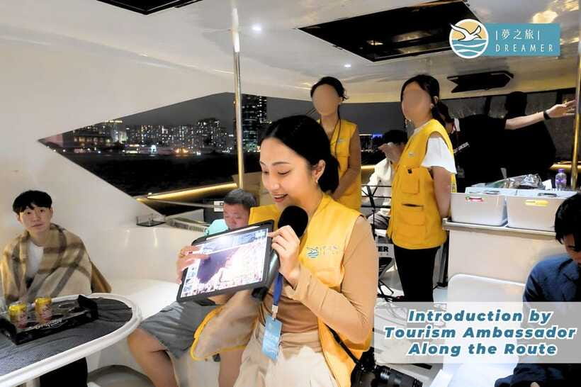 Hong Kong: Victoria Harbour Cruise with Free Camera Photos - Who gets the most from this cruise