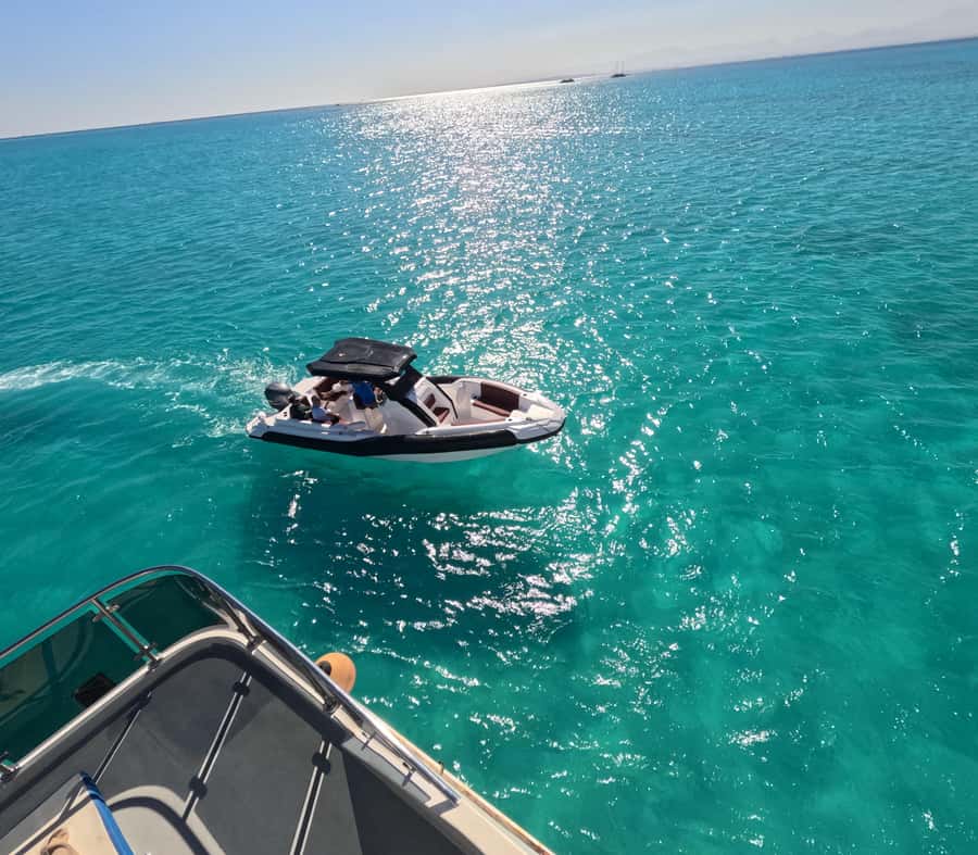 Hurghada: Turtle Bay Speedboat Tour with Snorkeling - What to pack for the four hours