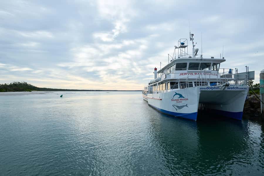 Jervis Bay Dolphin Cruise, Lunch, Berry&Kiama Blowhole Tour - Lunch on the Huskisson wharf