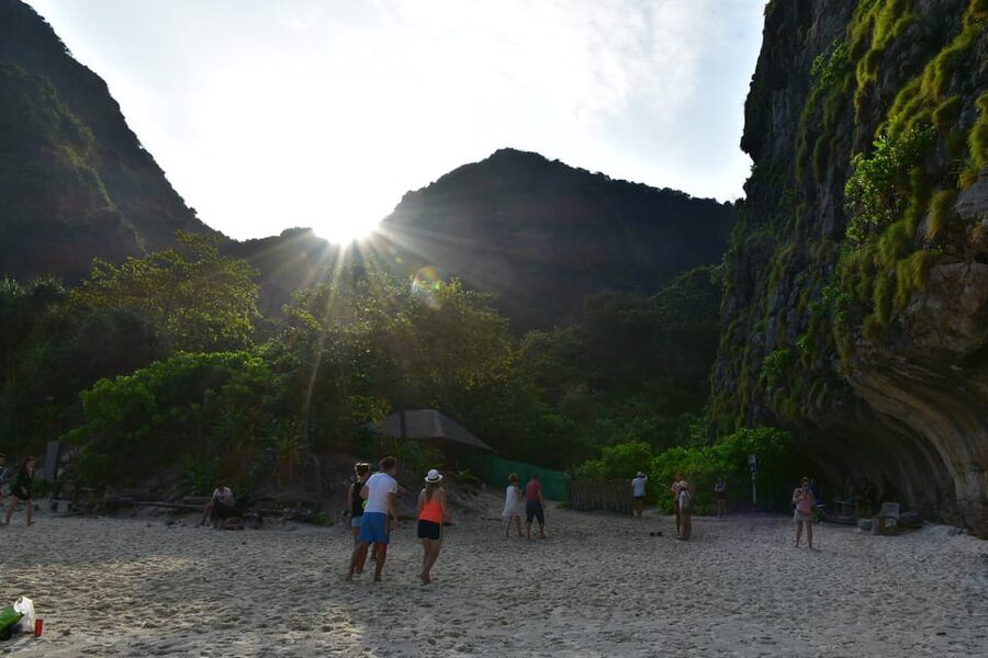 Krabi: Phi Phi Islands & Maya Bay Speedboat Tour with Lunch - Phi Phi Don supplies lunch and a proper break