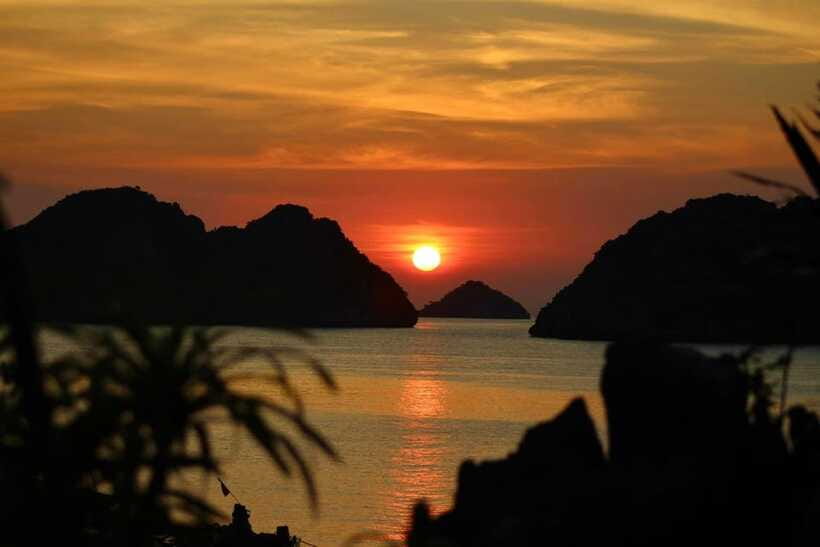 Lan Ha Bay: Bioluminescent Plankton Kayak Tour from Beo Pier - Sunset Rocks and Sheltered Water