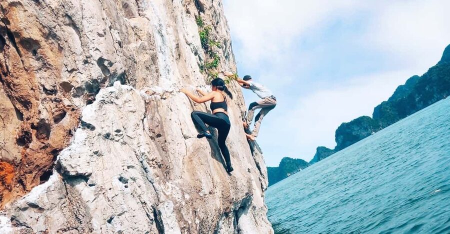 Lan Ha Bay: Deep-water Soloing - The boat as your base between routes