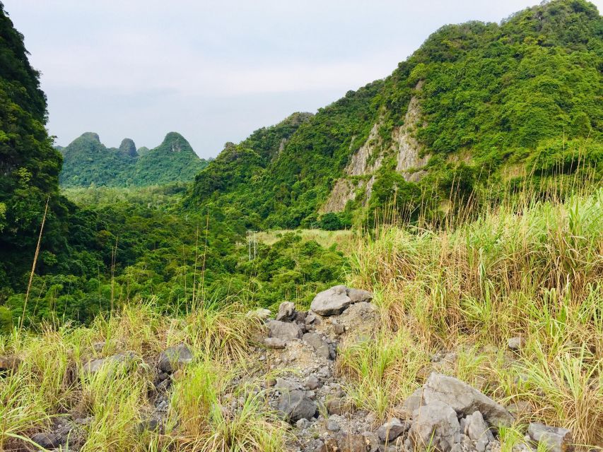 Lan Ha Bay The adventure 2 days 1 night - Lunch at the meeting point of Lan Ha and Ha Long bays