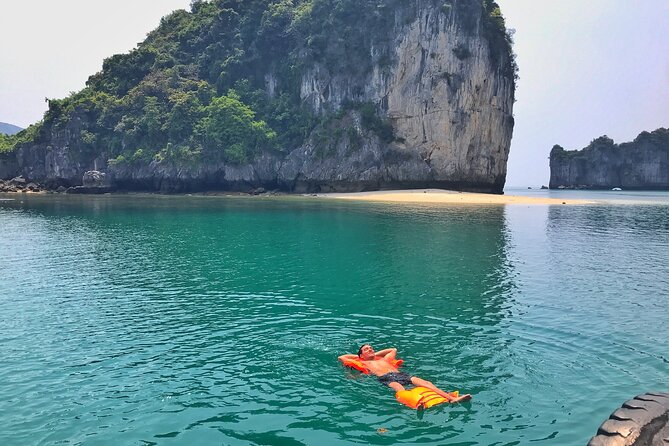 Lan Ha - Ha Long Bay - Dau Be island 2D/1N from Cat Ba in less touristy areas. - The overnight cabin: practical comfort, not a floating hotel