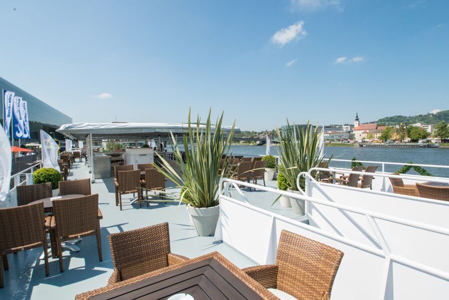 Linz: Harbor Cruise - Seating, weather, and onboard refreshments