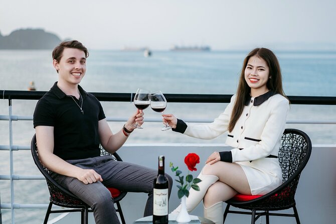 LUXURY Halong Bay Cruise 5 Stars Full Day Tour with Buffet Lunch - Kayaking or bamboo boat through Luon Cave