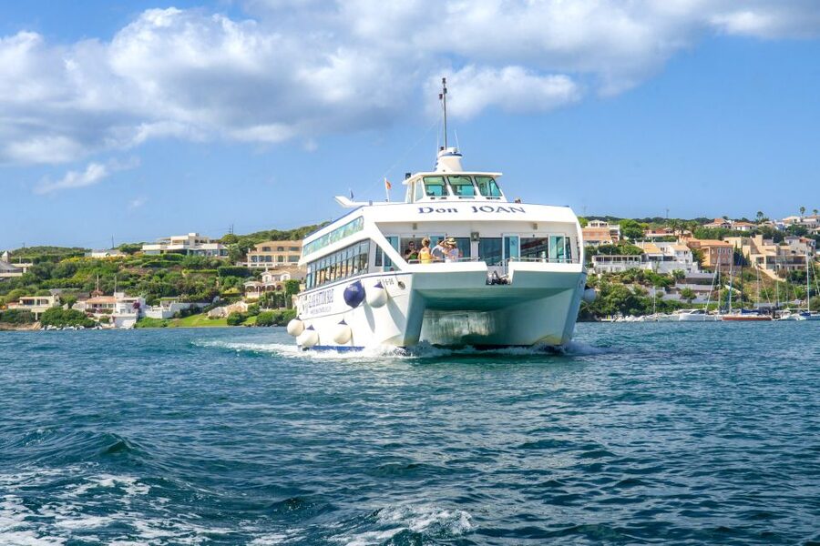 Mahon: Harbor Boat Tour with Underwater Viewing & Commentary - Commentary, languages, and the feel onboard