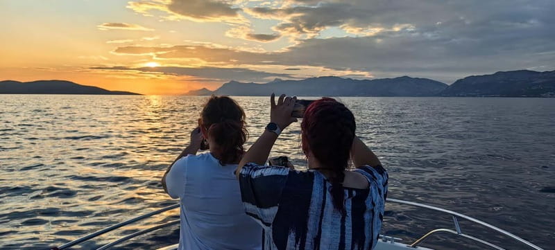 Makarska: Speedboat Sunset Tour to hidden bay on island Brač - The skipper and the small-group feel