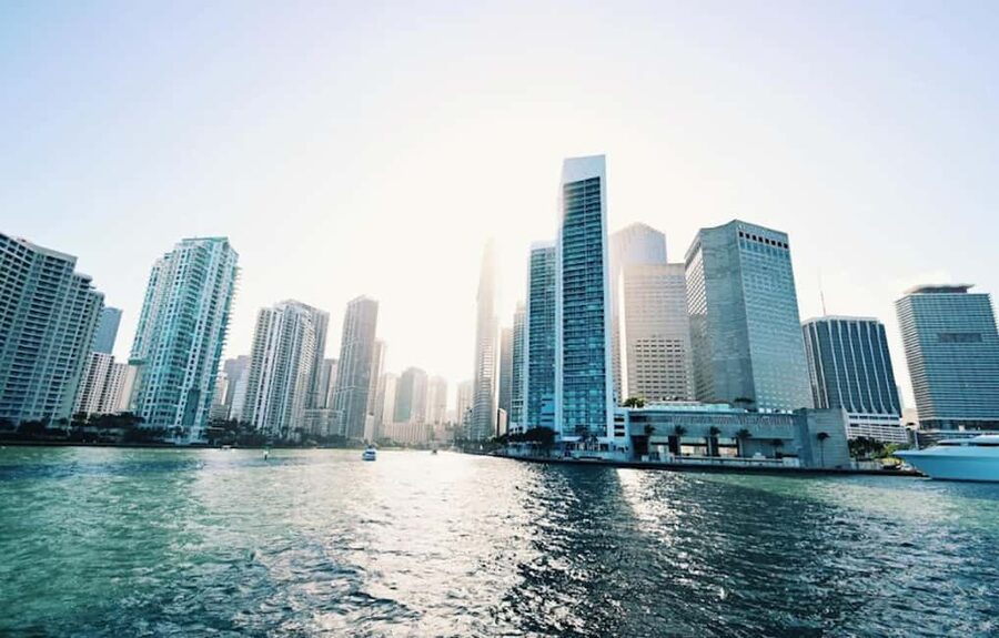 Miami: Biscayne Bay Millionaire's Homes Sightseeing Cruise - How the Commentary Shapes the Experience