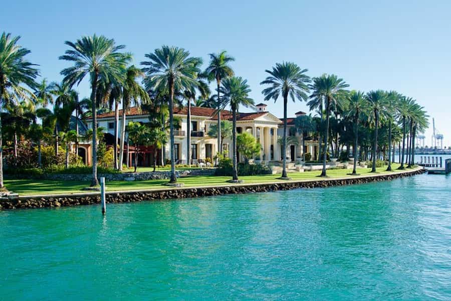 Miami: Biscayne Bay Millionaire's Row Boat Tour - Checking in near Lombardi’s Café