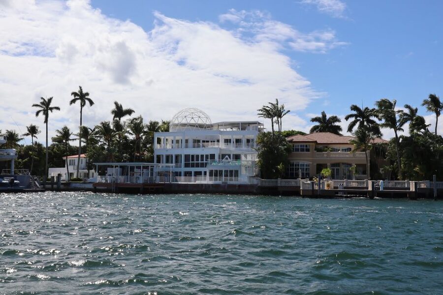 Miami Biscayne Bay: Sunset Boat Cruise & Millionaire Homes - Venetian Islands, Fisher Island, and Miami Beach