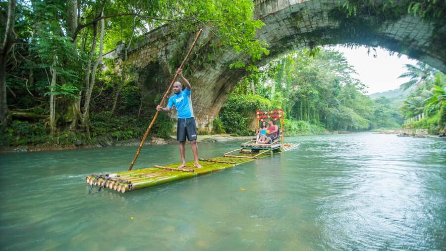 Montego Bay: Bamboo Raft Cruise on the Great River - Floating shops, music, and Jamaican food