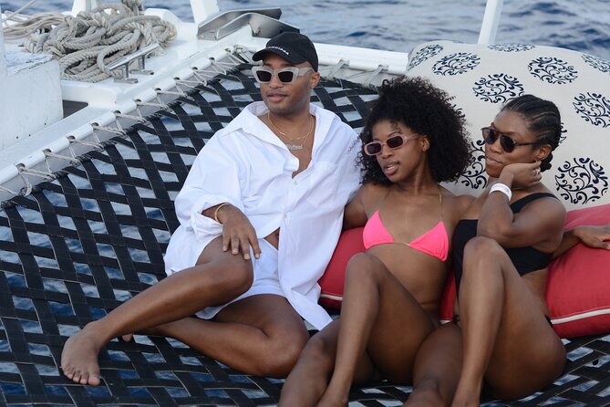 Montego Bay Private Afternoon Catamaran Open Bar and Snorkeling - An open Jamaican bar with a party mood