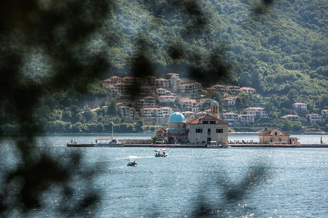 Montenegro: Bay of Kotor Day Trip from Dubrovnik English -Español - Perast gives you a gentler introduction to Montenegro