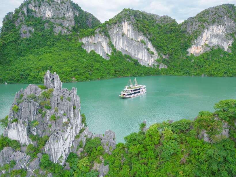 Ninh Binh: Luxury Day Cruise to Stunning Ha Long Bay + Lunch - What this Ha Long Bay day really involves