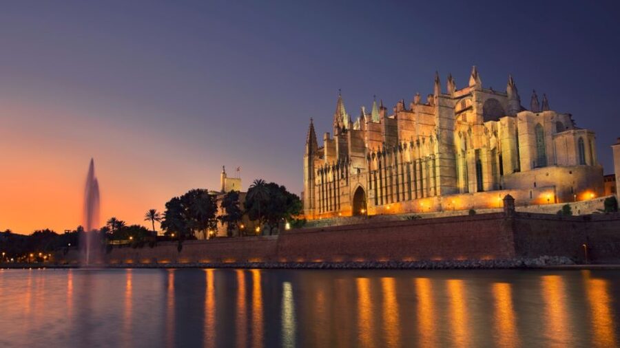 Palma de Mallorca: Bay of Palma Night Boat Cruise - Why Palma Bay works so well after dark
