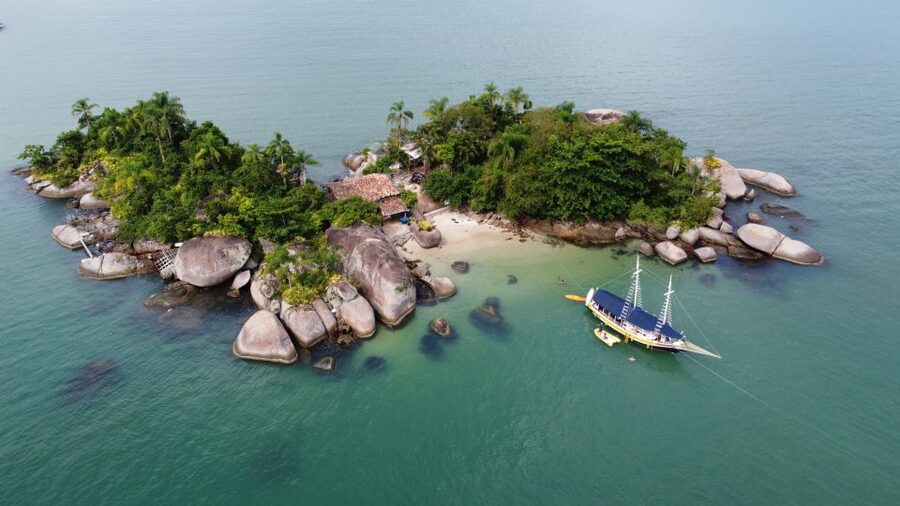 Paraty Bay: Islands & Beaches Boat Tour with Snorkeling - Lunch, drinks, fruit, and the final coffee