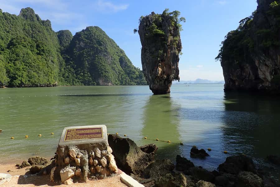 Phang Nga Bay: Early Bird James Bond & Beyond Tour - A local-paddled canoe through Lod Nai