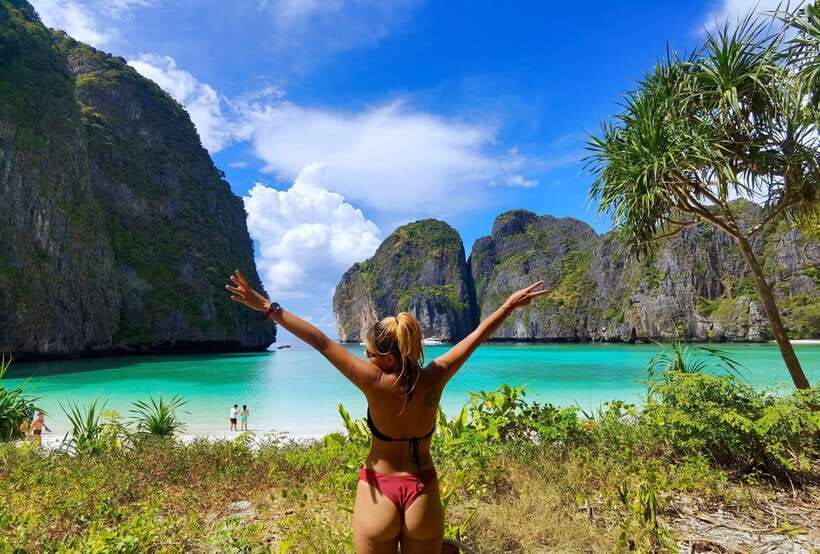 Phi Phi: Half-Day Speedboat Tour with Maya Bay & Snorkel - Pileh Lagoon and a proper swim