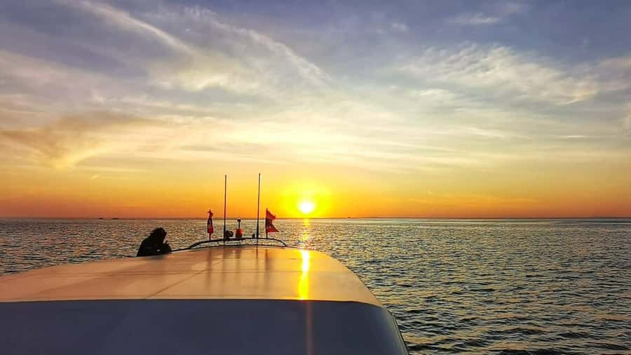 Phi Phi: Sunrise & Beat The Crowds to Maya Bay by Speedboat - Pileh Lagoon gives you the water time