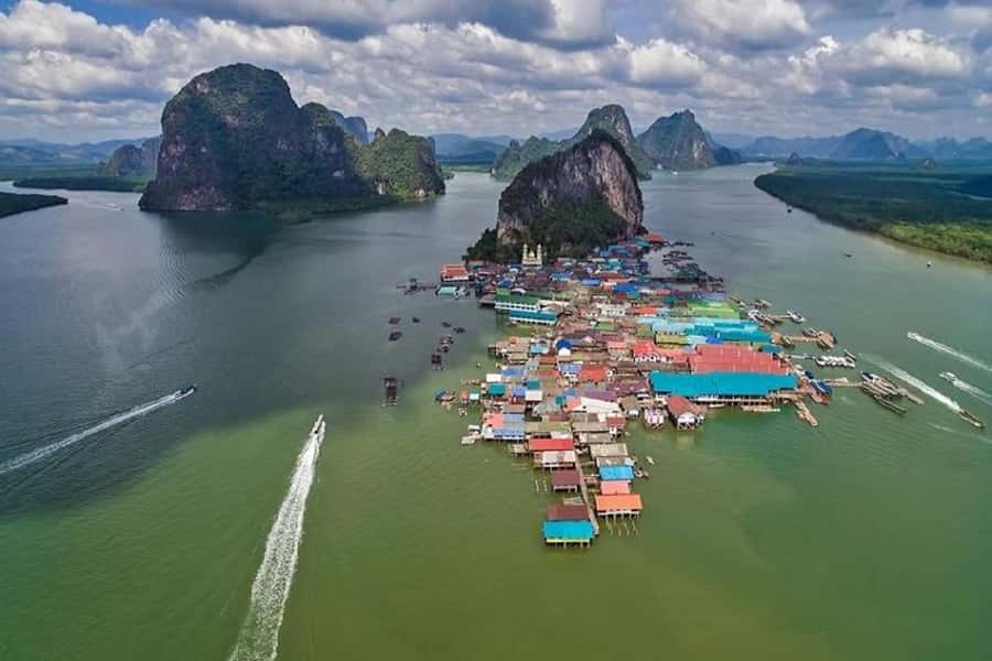 Phuket: James Bond Island and Phang Nga Bay Tour by Boat - Lunch with the limestone towers around you