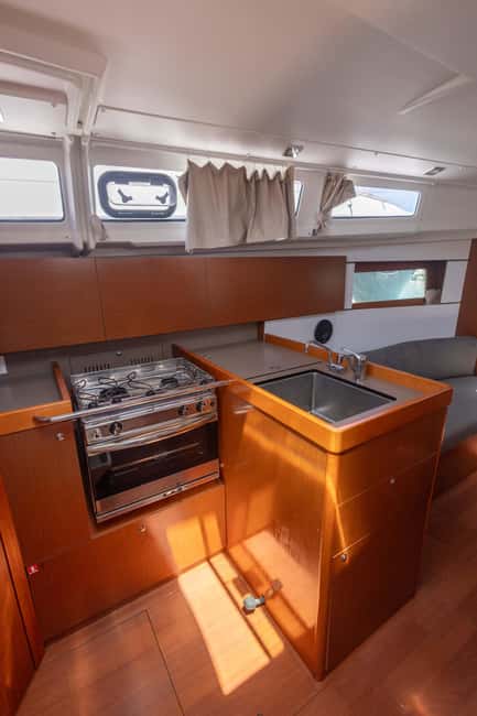 Private and exclusive sailing in the Bay of Palma and surrounding area - Sunset color and Palma after dark