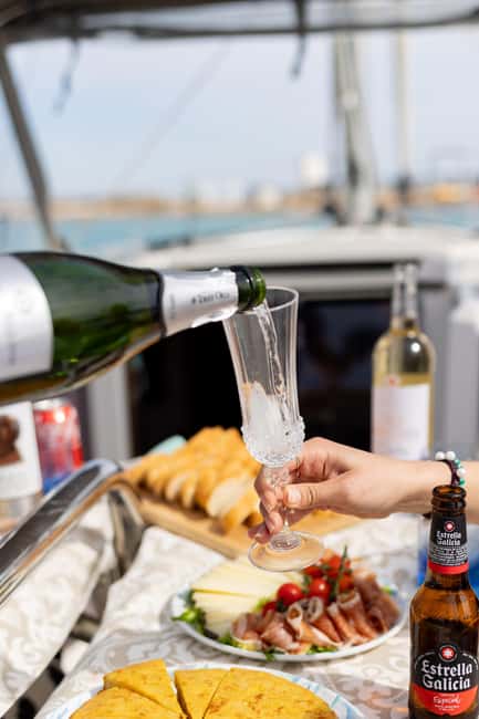 Private and exclusive sailing in the Bay of Palma and surrounding area - Leaving Club de Mar and seeing Palma from the water