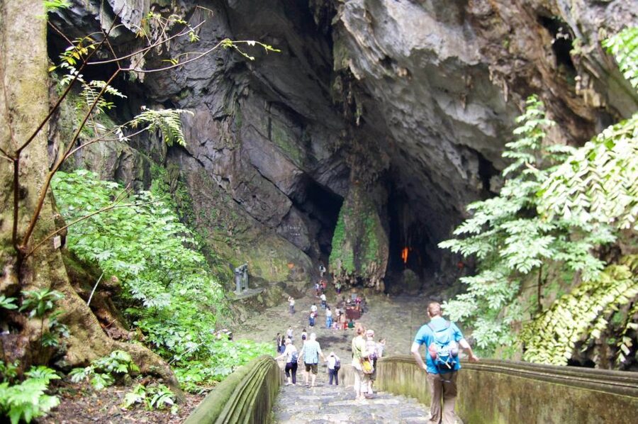 Private Car/Bus Renting Hanoi - Ninh Binh - Halong - Sapa... - The 500 steps to Hang Mua