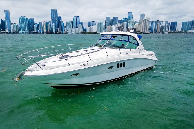 Private tour for 12 people on a 40 ft Yacht, Ft Lauderdale bay - A private view of Fort Lauderdale from Bahia Mar