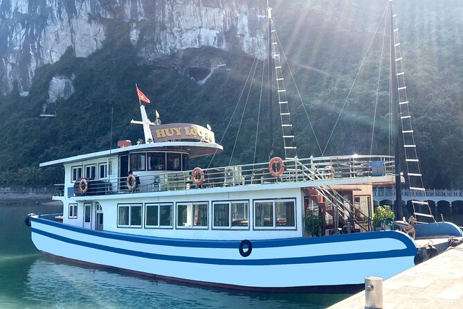 Private tour Halong Bay 1 Day Cruise with Cave, Kayaking - Kayaking or bamboo boating at Luon Cave